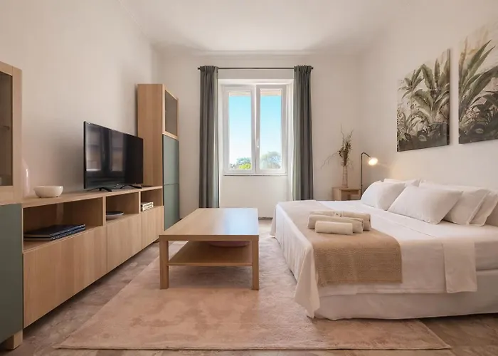 Stylish Escape Near Colosseum & Metro Rom