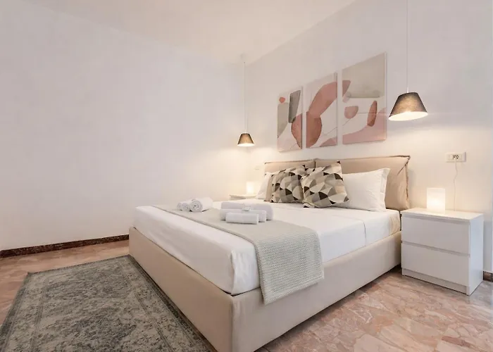 Stylish Escape Near Colosseum & Metro Apartment Rom