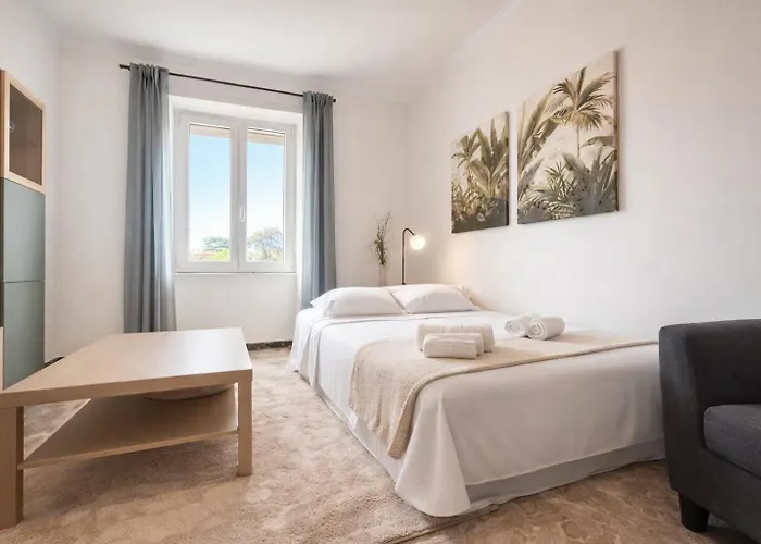 Stylish Escape Near Colosseum & Metro Rom
