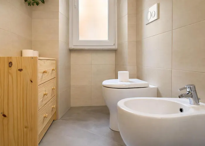 Stylish Escape Near Colosseum & Metro Rom